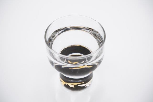 ぐい呑みグラス 杯 蝶 黒（酒器）